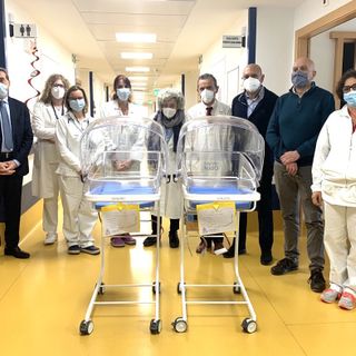 Le due speciali culle riscaldanti donate alla Pediatria del "Michele e Pietro Ferrero"