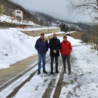 Il presidente della Provincia Robaldo con la sindaca di Ostana Silvia Rovere ed il vicesindaco Giacomo Lombardo