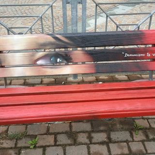 Violenza e femminicidio: anche a La Morra una "panchina rossa" di Karim Cherif