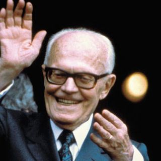 #controcorrente: abbiamo costruito un mondo che non dà speranze ai giovani con i coriandoli di Carnevale infilati nei capelli