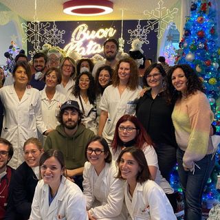 Riccardo Zanotti dei Pinguini Tattici Nucleari  in visita ai piccoli pazienti del Regina Margherita