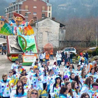Il carro allegorico "Ne combiniamo di tutti i colori" di Barge