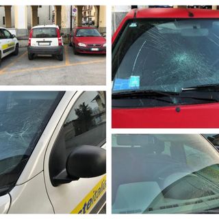 Le auto danneggiate a Paesana