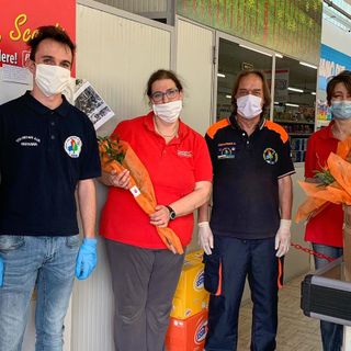 La consegna dei fiori alle dipendenti del Presto Fresco di Paesana
