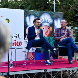 L'assessore albese Emanuele Bolla sul palco della manifestazione parmigiana L'assessore albese Emanuele Bolla sul palco della manifestazione parmigiana