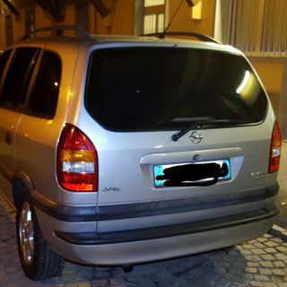 La Opel Zafira utilizzata dai due passeur romeni