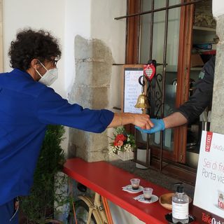 Un caffè d'asporto in piazza Santa Maria