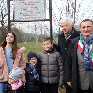 L'avvocato Ponzio e il sindaco Maiolo inaugurano la tartufaia didattica sperimentale intitolata al commendatore albese (Foto Murialdo)