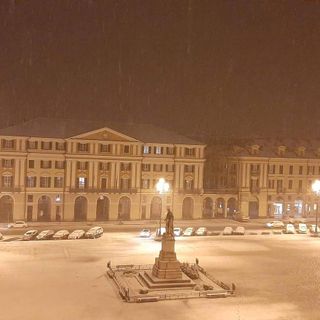 Cuneo: una spettacolare immagine notturna di piazza Galimberti sotto la neve