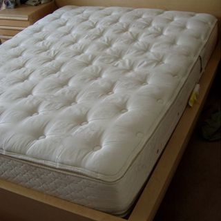 All’Istituto Montessori di Alba presentazione di materassi per pagare la recita