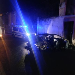 La Mercedes Cla avvolta dalle fiamme dopo lo schianto verificatosi venerdì sera a Pollenzo