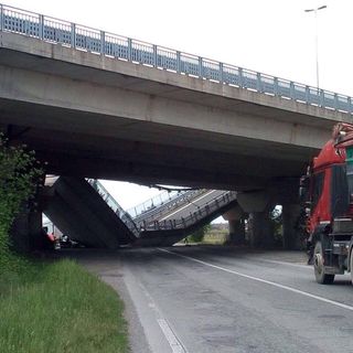 Il sindaco Sordella: "Non è accettabile un crollo di questo genere su di un ponte relativamente recente" Il sindaco Sordella: "Non è accettabile un crollo di questo genere su di un ponte relativamente recente"