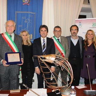 Il sindaco di Ostana Giacomo Lombardo, il secondo da sinistra, mentre riceve il "Premio Angelo Vassallo 2015"
