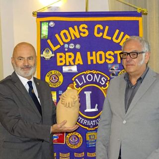 Il presidente del Lions Club Bra Host, Armando Verrua, con il relatore della serata, Michele Bracciotti