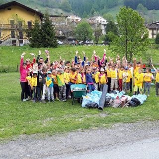 A scuola di sub e di rifiuti: i piccoli di Sampeyre puliscono il lago di Pontechianale
