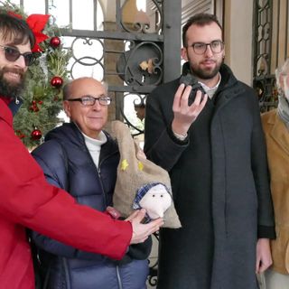 Flash mob “della Befana” di Radicali e +Europa: carbone per l’amministrazione di Cuneo [VIDEO]