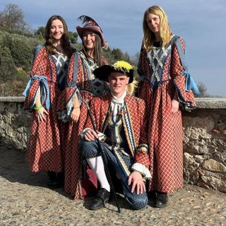 Le maschere di Revello: Marco Rubiolo (Ruchin), con Giorgia Cappellino (Biasina), e le due damigelle Cristina Agù e Jessica Formiglia