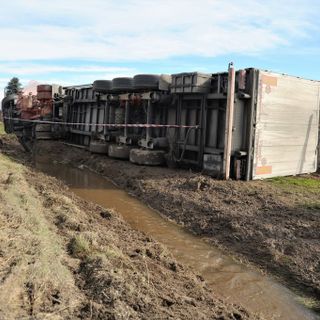 Il camion ribaltato lungo via Staffarda