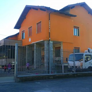 Le scuole elementari di rifreddo dopo la ritinteggiatura