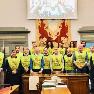 I consiglieri saluzzesi con la pettorina contro la violenza di genere (foto Mauro Piovano)