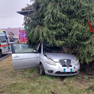 L'automobile finita fuori strada fuori dall'abitato di Verzuolo