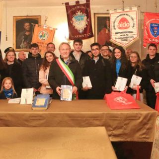 Il sindaco Emidio Meirone durante la consegna delle costituzione ai neo maggiorenni di Sanfront. Foto Battisti Sanfront Il sindaco Emidio Meirone durante la consegna delle costituzione ai neo maggiorenni di Sanfront. Foto Battisti Sanfront
