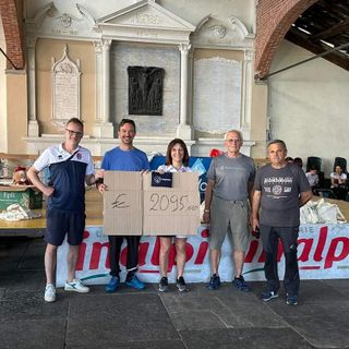 La consegna dell'assegno di 2095 euro ai dirigenti del Volley Valle Po