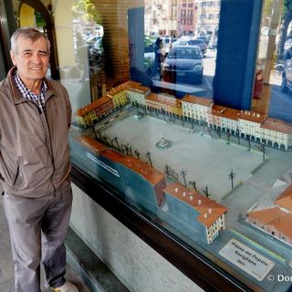 Mario Picco con il suo plastico di piazza del Popolo esposto nelle vetrine della Banca Cassa di Risparmio di Savigliano (foto di Doriano Mandrile)