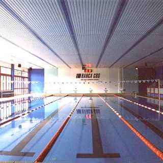 La piscina comunale di Savigliano in un'immagine d'archivio. L'impianto è chiuso da alcuni giorni per il crollo di una controsoffittatura