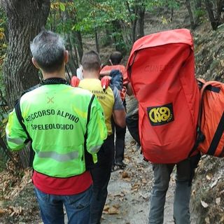 L'allarme questa mattina. Sul posto è intervenuta una squadra a terra del Soccorso Alpino che ha raggiunto l'infortunato trovandolo al suolo privo di conoscenza