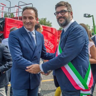 Stretta di mano tra il presidente della Regione Alberto Cirio e il sindaco di Saluzzo Mauro Calderoni