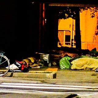 Alcuni migranti bivaccano di fronte alla sede INAIL di Saluzzo