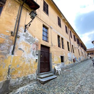 La comunità Papa Giovanni XXIII di via Annunziata e il sindaco Calderoni, durante la conferenza stampa di stamane in Municipio
