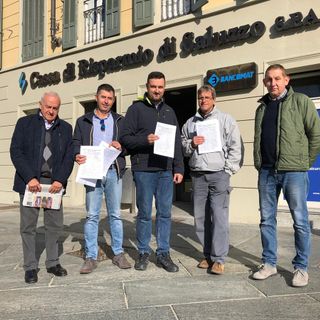 La consegna della raccolta firme, di fronte alla CRS Bper di Saluzzo, questa mattina