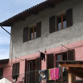 L'ex casa del custode del cimitero di Saluzzo (Foto sito Saluzzo Migrante)