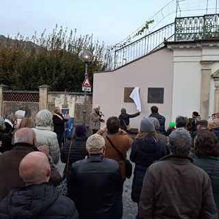 Le targhe dedicate a Michele e Stefano Roccavilla sul muro della casa di famiglia