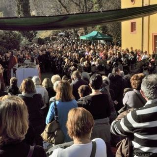 Un'affollata celebrazone religiosa al santuario di San Biagio di Revello