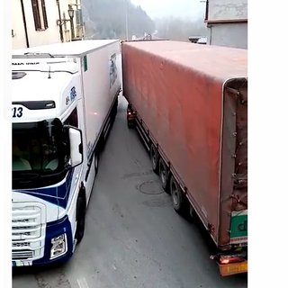 Ennesimo ingorgo a Demonte: due tir si incastrano all'altezza del curvone prima del paese