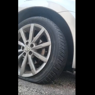 "Qualcuno vuole intimidirci": bucate le gomme dell'auto del veterinario di Novello "Qualcuno vuole intimidirci": bucate le gomme dell'auto del veterinario di Novello