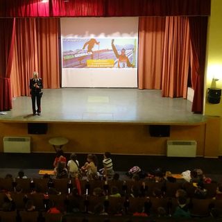 Stefania Belmondo parla alla platea di alunni dell'istituto comprensivo bovesano