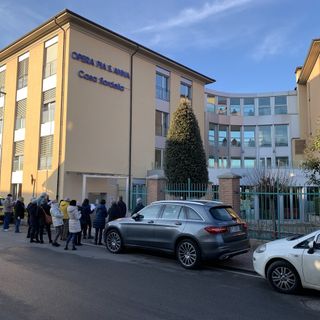 Un pomeriggio carico di emozioni: il Servizio Volontariato Anziani Fossano fa visita, solo da fuori, al Sant’Anna