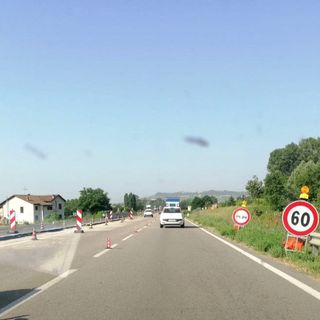 Sulla tangenziale albese il restringimento per i lavori di completamento dell'autostrada Sulla tangenziale albese il restringimento per i lavori di completamento dell'autostrada