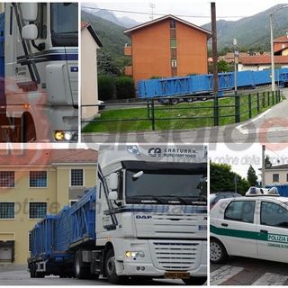 Il passaggio del trasporto eccezionale a Paesana pochi minuti fa