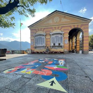 “Tutti giù per terra”: inaugurata oggi a Dronero una nuova bellissima iniziativa “Tutti giù per terra”: inaugurata oggi a Dronero una nuova bellissima iniziativa