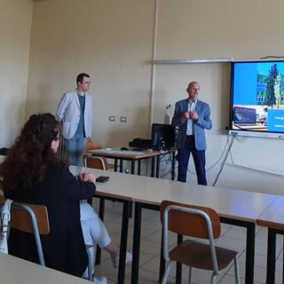 Il referente dell'Itis Rivoira, Massimo Peirone, illustra la nuova sede, con lui il dirigente Flavio Girodengo e il professor Marco Rinaldi