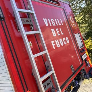 A fuoco tre materassi in un appartamento a Savigliano: vigili del fuoco, carabinieri e 118 sul posto