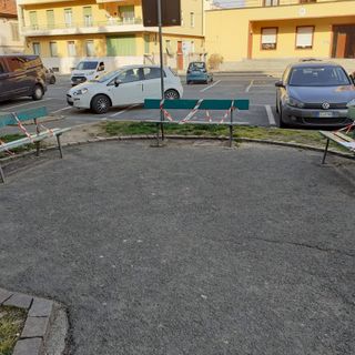 Le panchine "fettucciate" e i cartelli affissi lungo le strade di Verzuolo