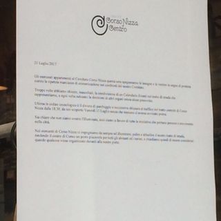 Uno dei cartelli informativi apparsi ieri sulle vetrine dei negozi di Corso Nizza
