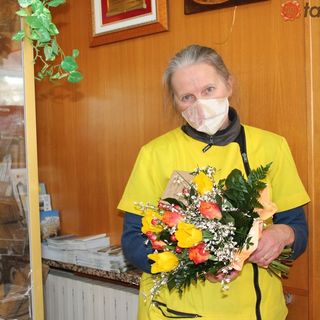 Giovanna Chionetti con un omaggio floreale ricevuto in questi giorni