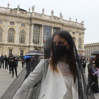 La protesta in piazza Castello del "settore wedding", con una sposa vestita a lutto (foto e video: Andrea Parisotto)
